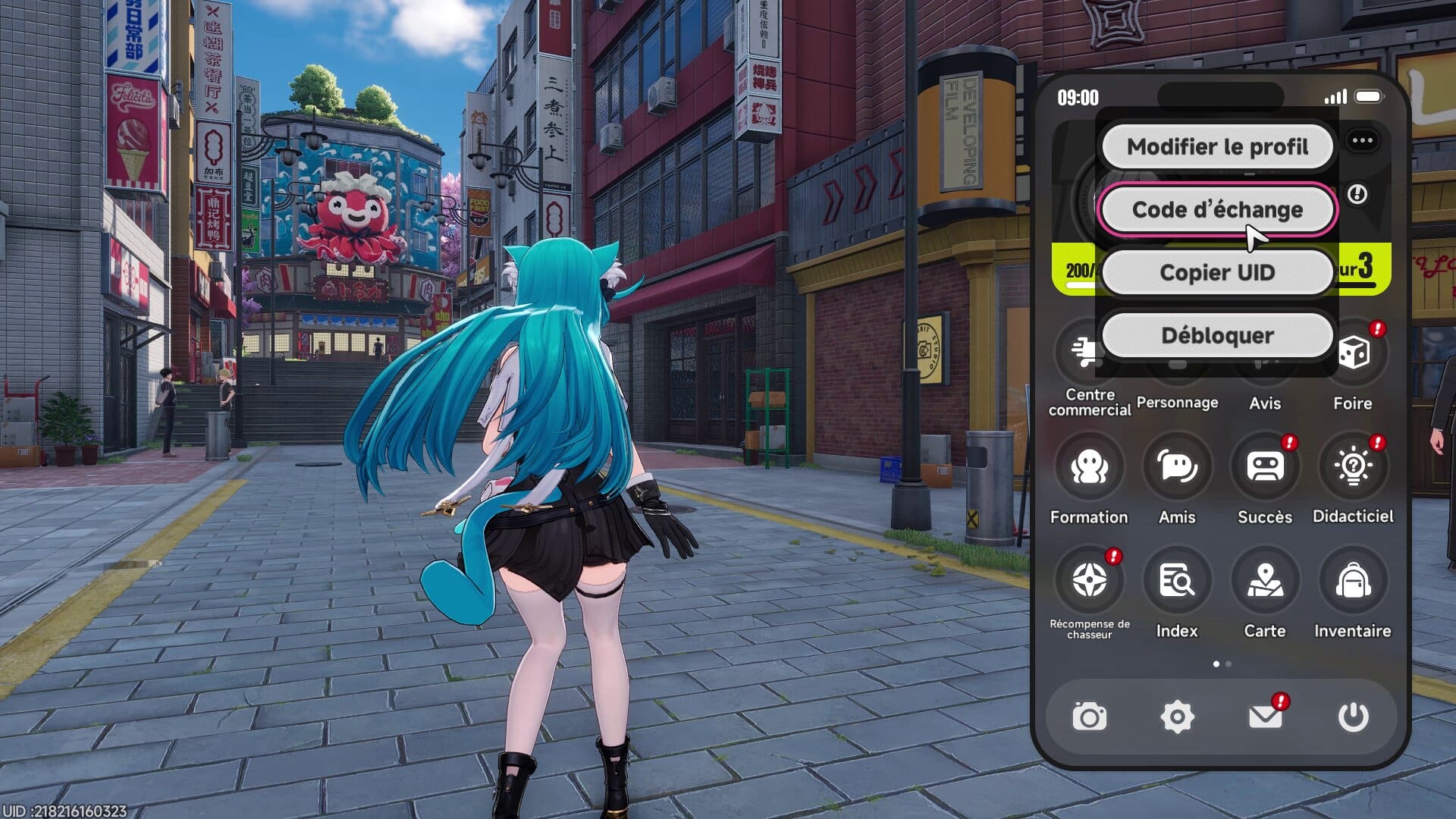 Image montrant un personnage féminin de dos, doté de longs cheveux, d'oreilles et d'une queue turquoises, marchant dans une rue urbaine animée. L'arrière-plan révèle des bâtiments de style japonais avec des enseignes colorées et une grande statue de pieuvre rouge. Un menu d'interface utilisateur de jeu, de style application mobile, est superposé sur la droite, avec l'option 'Code d'échange' mise en évidence.